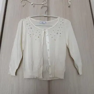 크림색 비즈 자수 긴팔 가디건