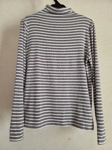 플라우에 플러스 그레이 스트라이프 긴팔 상의