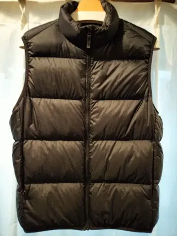 유니클로 울트라 라이트 다운 베스트 와이드 퀼트 블랙 M