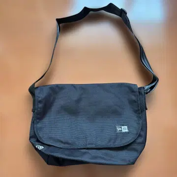 [ 새상품급 ] NEW ERA 메신저 백