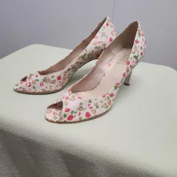 신시아 로리 꽃무늬 오픈토 펌프스 중간 힐