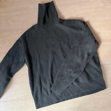 다크 그레이 터틀넥 니트 긴팔