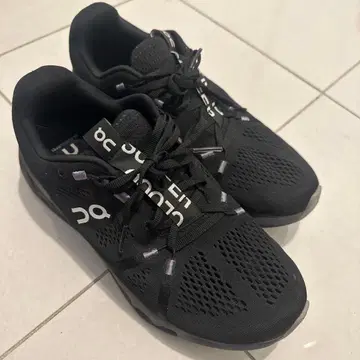 On 블랙 스니커즈