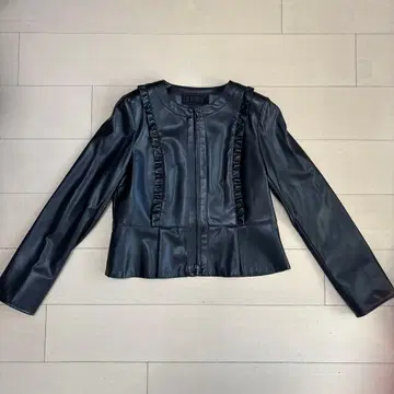 프릴 달린 블랙 가죽 자켓