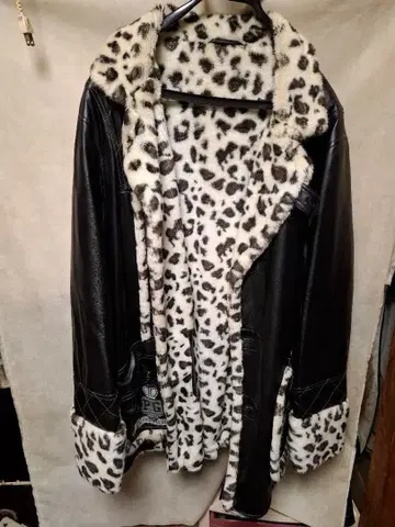 가죽 레오파드 무늬 더블 브레스트 코트 [브랜드명 파제로]