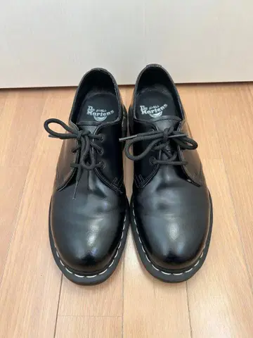 새상품급 닥터마틴 Dr.martens 3홀 1461 화이트 스티치 UK8