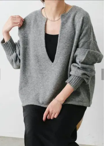 깊은 V넥 알파카 터치 니트 콜라주 개럴개런트