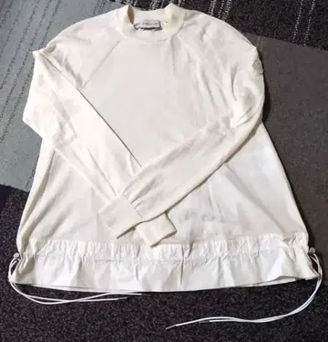 MONCLER 아이보리 긴팔 이소재 니트