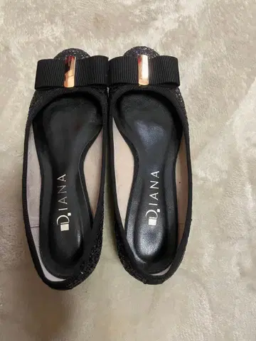 D. IANA 블랙 플랫슈즈