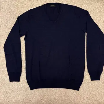 BARNEYS NEW YORK 네이비 V넥 스웨터