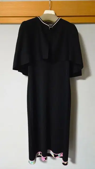 LEONARD 블랙 반팔 플레어 소매 원피스