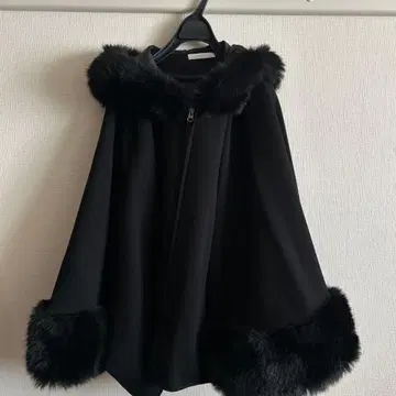 FENNEL 블랙 후드 부착 케이프 코트