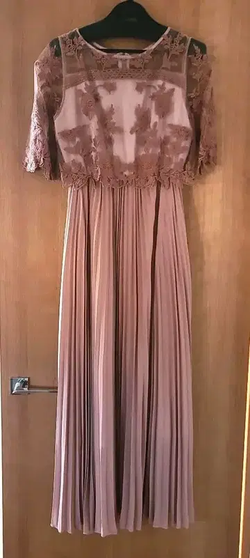 엘레강트한 자수 장식 드레스