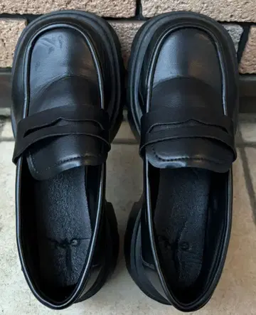 블랙 통굽 로퍼 스트랩 포함