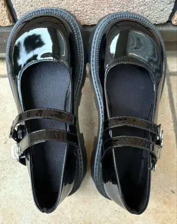 블랙 에나멜 스트랩 로퍼