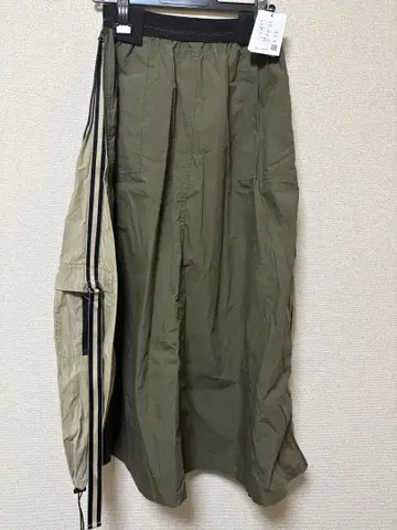 새상품 이번 시즌 완판템 라슈드 사이드 지퍼 라인 스커트 카키