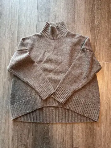 CINOH 베이지 하이넥 스웨터