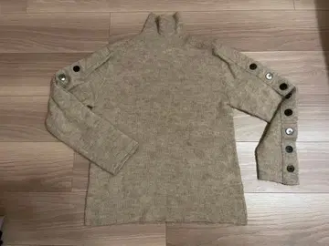 베이지 터틀넥 니트 AKIRANAKA