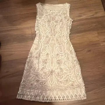 아이보리 자수 슬리브리스 무릎 기장 원피스