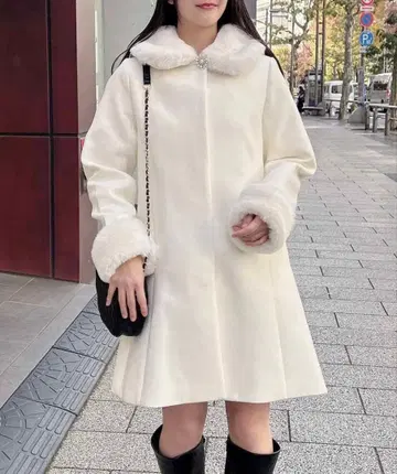 퍼가 달린 화이트 코트