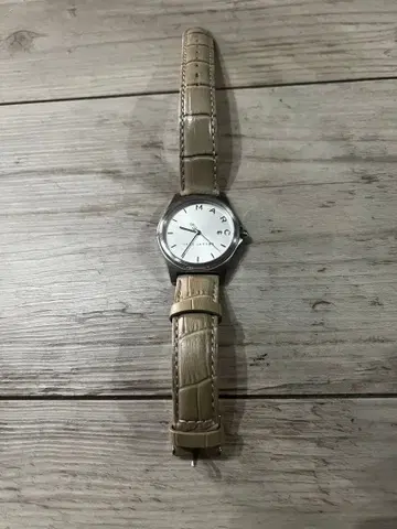 MARC JACOBS 손목시계 베이지 가죽 벨트 (소가죽 악어 엠보싱)