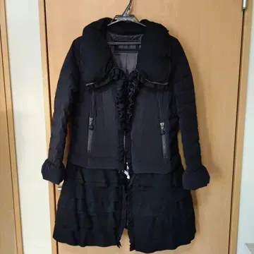 프릴 달린 블랙 다운 자켓