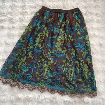 두클라쎄 꽃무늬 자수 플레어 스커트 브라운