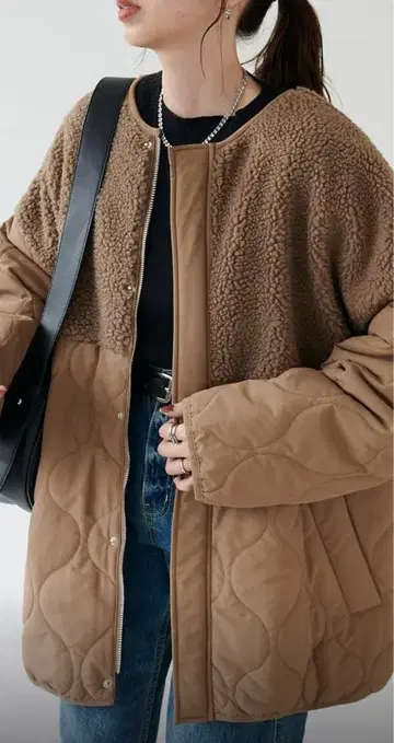 디스코트 보아 절개 퀼팅 코트