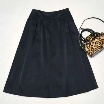 새상품급 TOMORROWLAND 플레어 스커트 광택감 S 사이즈