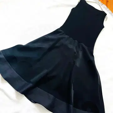 블랙 슬리브리스 도트 플레어 드레스 도킹 원피스