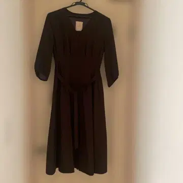 시빌라 다크 브라운 V넥 무릎 기장 원피스