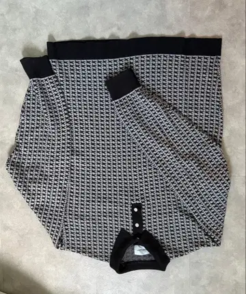 그레이와 블랙의 니트 피케 셔츠