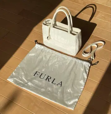 FURLA 화이트 악어 무늬 토트백