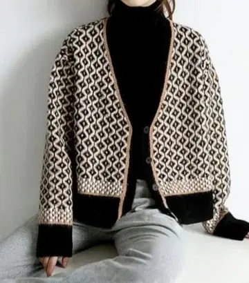 택없는 새상품 SEU 기하학 패턴 니트 가디건 숏 기장 블랙
