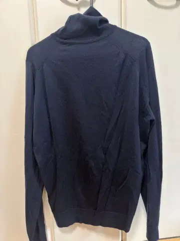 JOHN SMEDLEY 네이비 터틀넥 스웨터