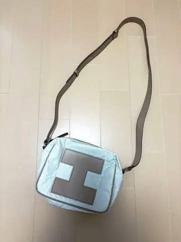 새상품급 IACUCCI 이아쿠치 나일론 가죽 숄더백 화이트