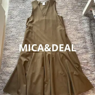 새상품급 MICA&DEAL 올리브 V넥 슬리브리스 원피스