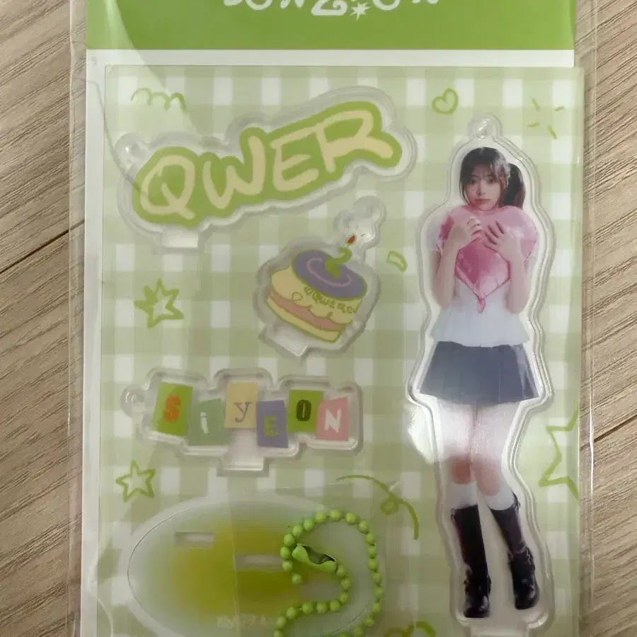 QWER | 큐더블유이알 QWER 2nd Anniversary Pop-up Limited Lock Voice