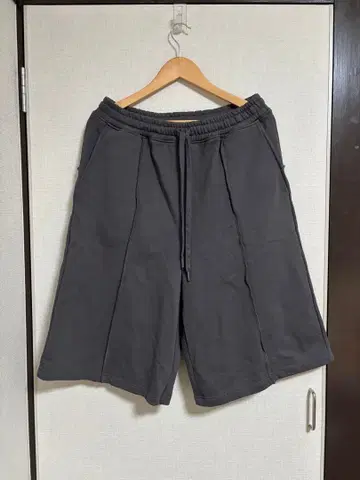 그레이 숏팬츠 앞뒤 포켓 부착