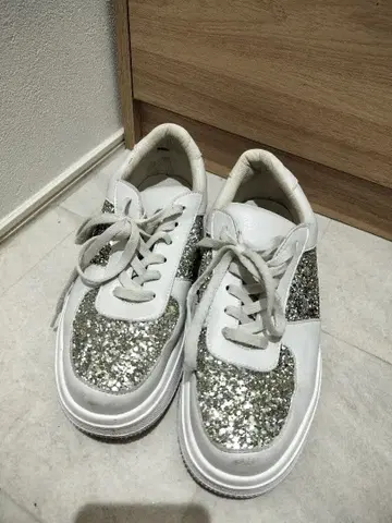 글리터 장식 화이트 스니커즈