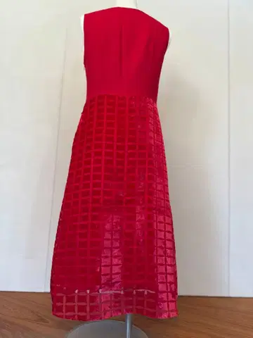 빨간색 슬리브리스 무릎 기장 원피스