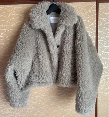 새상품급 PRIORITY 보아 자켓 카라 부착 베이지 크롭 기장