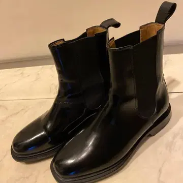 a.p.c 블랙 가죽 사이드 고어 부츠 미들 컷