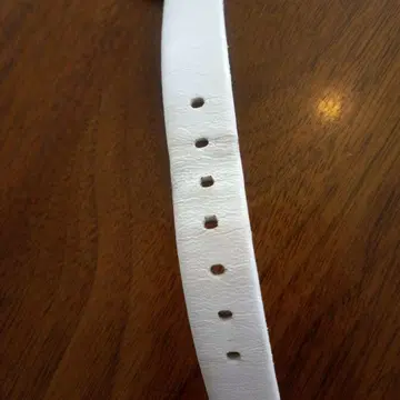 화이트 오벌 케이스 쿼츠 손목시계