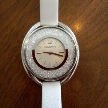 스와로브스키 화이트 오벌 케이스 쿼츠 손목시계