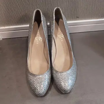 Ivanka Trump 실버 글리터 하이힐