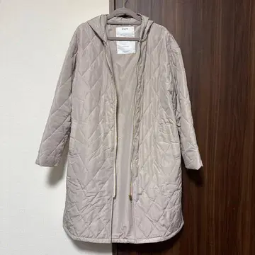 Elura 베이지 퀼팅 다운 코트 후드 부착