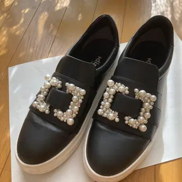 플러스 다이애나 펄 버클 슬립온 25