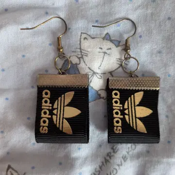 블랙 로고 귀걸이 (양쪽 귀용)