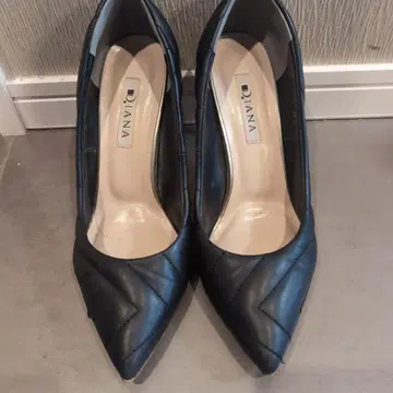 DIANA 블랙 하이힐 퀼팅 디자인